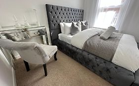 The Smaller Room Comfortable For One 5 Min To The Beach